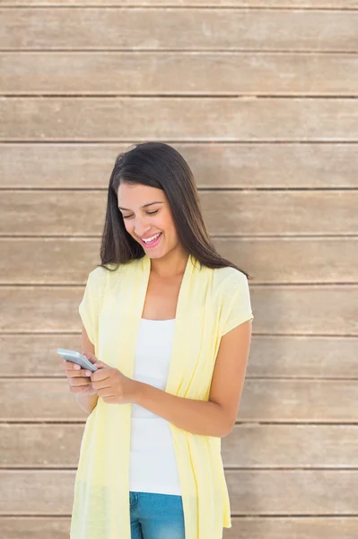 Mujer casual feliz enviando un mensaje —  Fotos de Stock