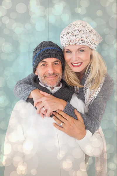 Ευτυχισμένο ζευγάρι στο αγκάλιασμα μόδας χειμώνα — Φωτογραφία Αρχείου
