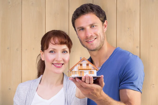 Couple tenant une maison modèle — Photo
