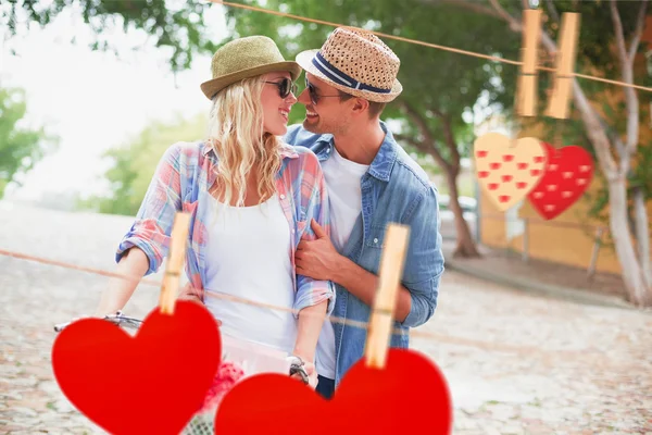 Paar auf Radtour gegen die Herzen — Stockfoto