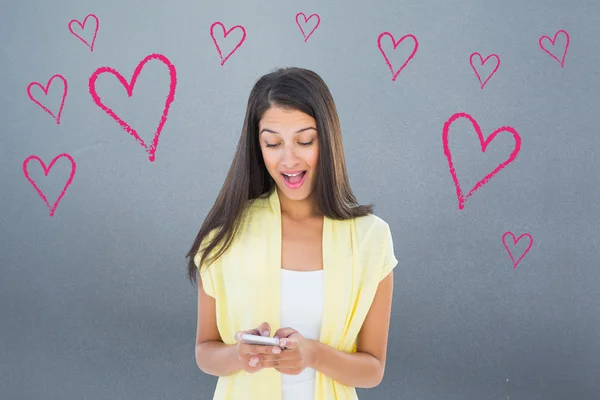 Geschokt casual vrouw lezen van een tekst — Stockfoto