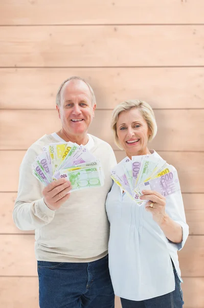 Feliz pareja madura mostrando dinero —  Fotos de Stock