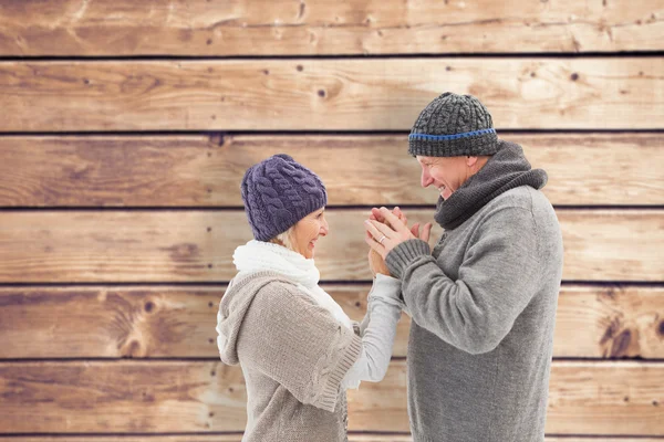 Äldre par i vinterkläder embracing — Stockfoto