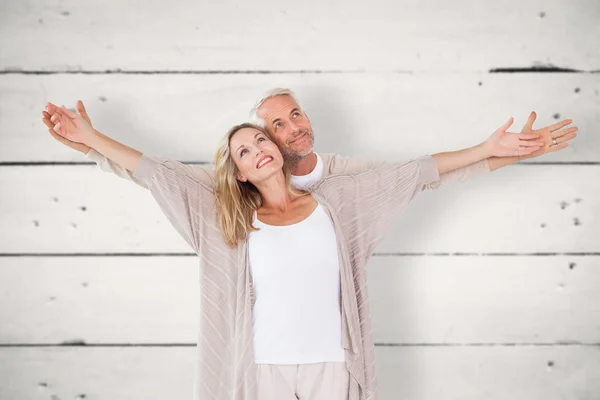 Casal feliz de pé com os braços estendidos — Fotografia de Stock