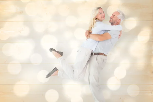 Hombre recogiendo a su compañero mientras se abraza — Foto de Stock