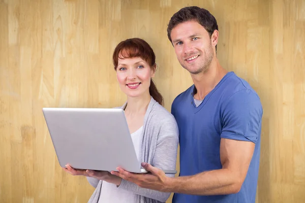 Par med en laptop tillsammans — Stockfoto
