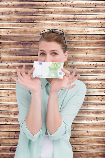 Nainen esittelee sadan euron seteliä — kuvapankkivalokuva