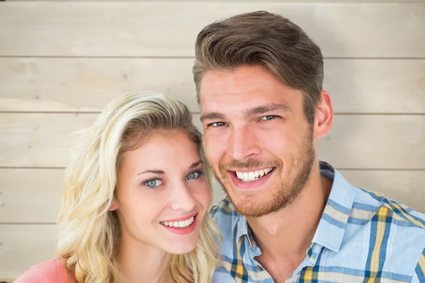 Atractiva pareja joven sonriendo —  Fotos de Stock