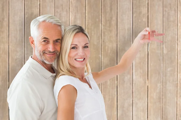 Couple showing their new house key — Stock Photo, Image
