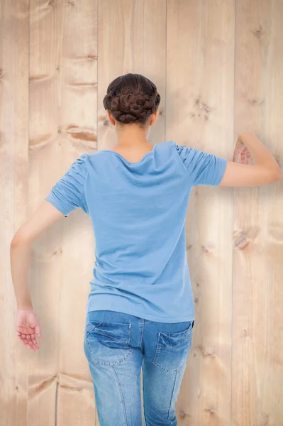 Machteloos brunette tegen gebleekte houten planken — Stockfoto