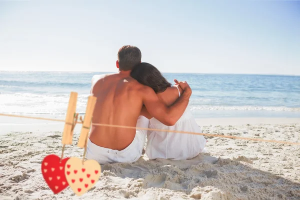 Paar zittend op het kijken naar de zee zand — Stockfoto