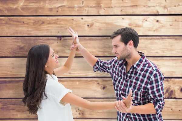 Brunett att vara överväldigad av pojkvän — Stockfoto