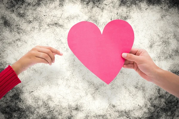 Pareja sosteniendo un corazón —  Fotos de Stock