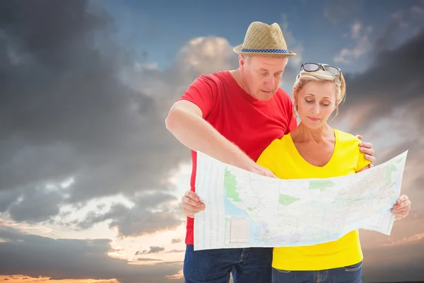 Pareja turística usando mapa —  Fotos de Stock