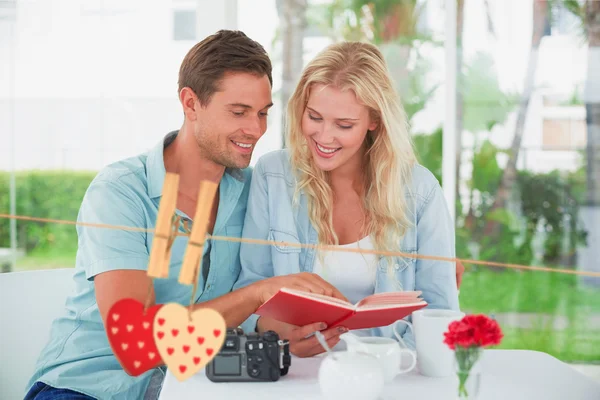 Hipster couple reading book together — Stock Photo, Image