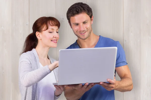 Paar benutzt gemeinsam einen Laptop — Stockfoto