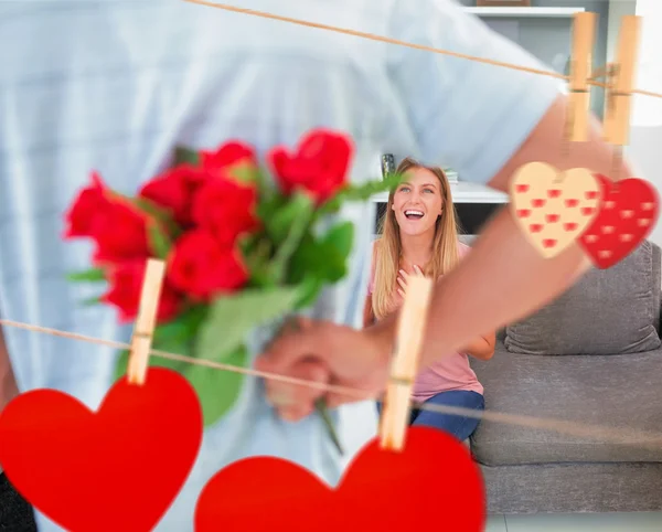 Uomo nascondendo rose dalla fidanzata sorridente — Foto Stock