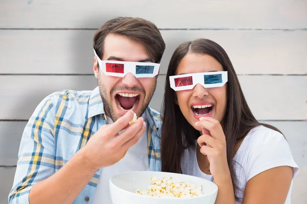 Giovane coppia guardando un film 3d — Foto Stock