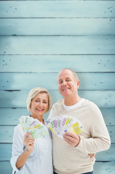 Ältere Paare zeigen Geld — Stockfoto