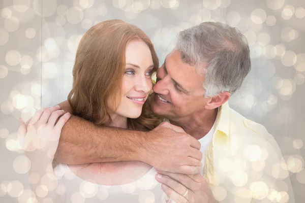 Pareja casual sonriendo y abrazándose —  Fotos de Stock