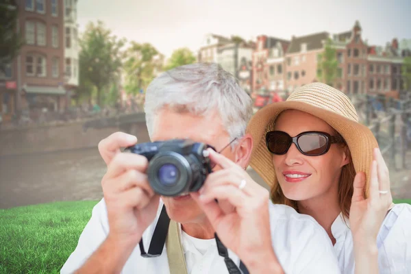 Couple taking photo in amsterdam — Stock Photo, Image