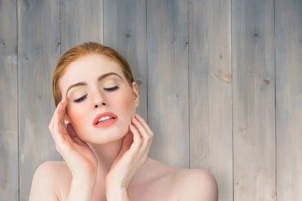 Vackra redhead poserar med händerna — Stockfoto