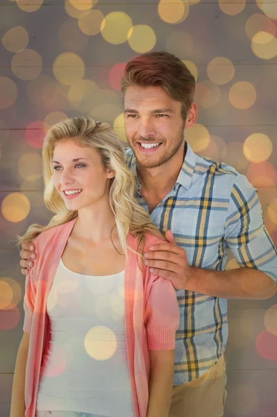 Attraktiva unga paret leende tillsammans — Stockfoto