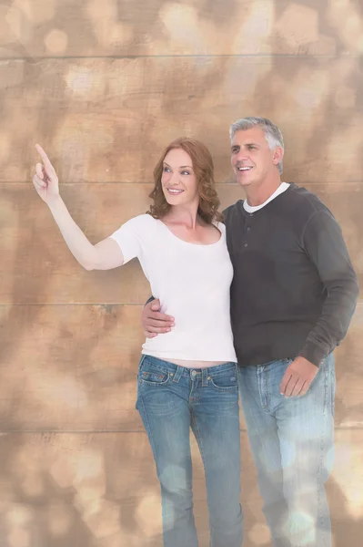 Pareja casual caminando y señalando — Foto de Stock