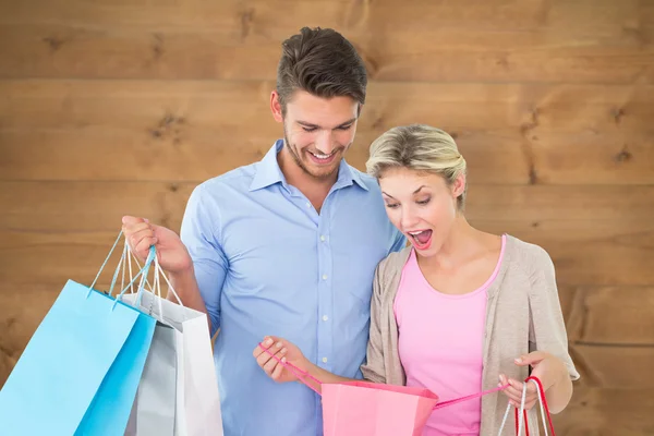 Atraente jovem casal segurando sacos de compras — Fotografia de Stock