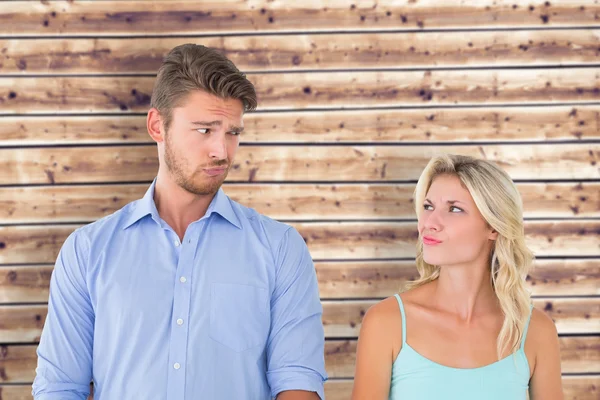 Pareja joven haciendo caras tontas — Foto de Stock