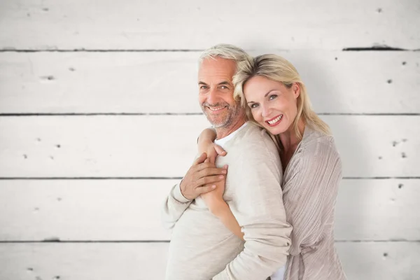 Pareja feliz de pie y abrazos — Foto de Stock