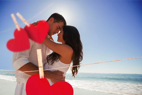 Romantiska par embracing mot hjärtan — Stockfoto