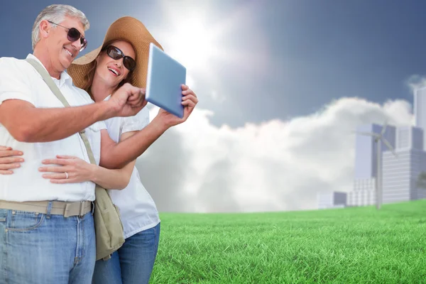 Vacationing couple taking photo — Stock Photo, Image