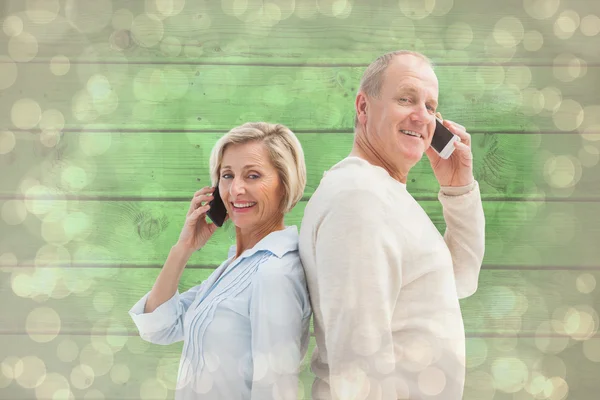 Ouder paar praten op hun telefoons — Stockfoto