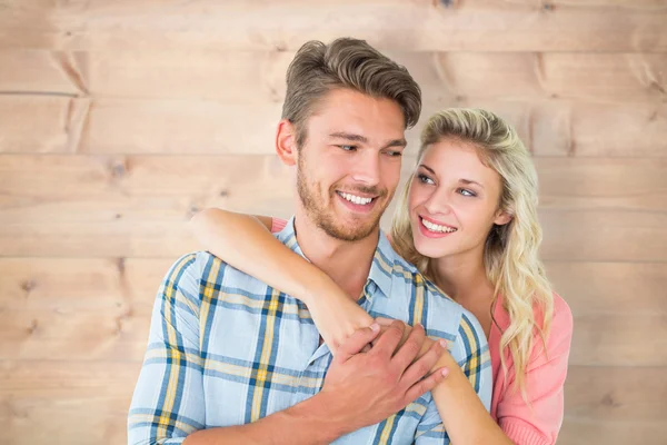 Aantrekkelijk koppel omhelzend en glimlachend — Stockfoto