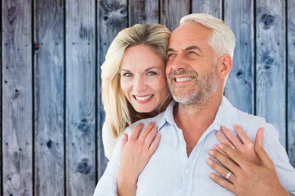 Sorrindo casal abraçando — Fotografia de Stock