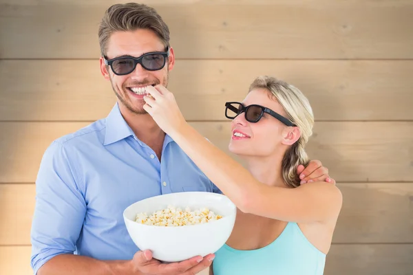 Casal vestindo óculos 3d comer pipoca — Fotografia de Stock