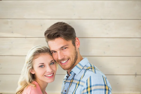 Atractiva pareja sonriendo a la cámara — Foto de Stock