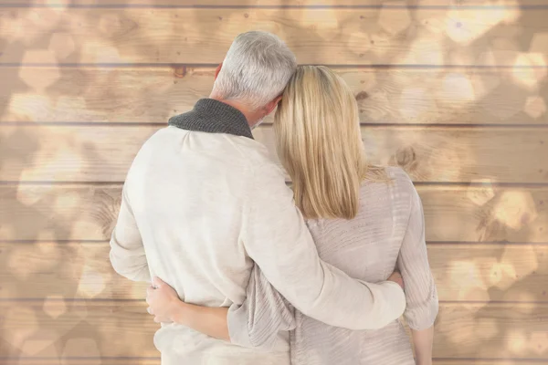 Pareja feliz de pie con brazos —  Fotos de Stock