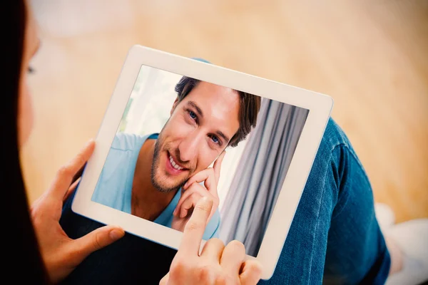 Femme utilisant une tablette avec l'homme regardant la caméra — Photo