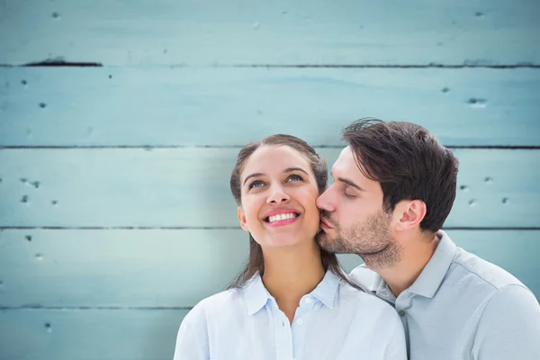 Bonito homem beijando namorada na bochecha — Fotografia de Stock