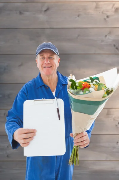 Homem de entrega de flores mostrando área de transferência — Fotografia de Stock