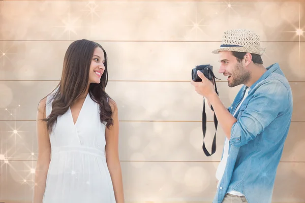 Bonito hipster tirar uma foto de namorada — Fotografia de Stock