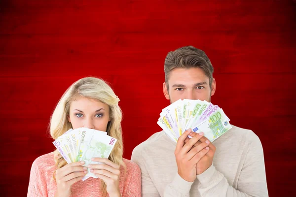 Attraktives Paar lässt sein Bargeld blinken — Stockfoto