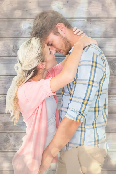 Jovem casal prestes a beijar — Fotografia de Stock