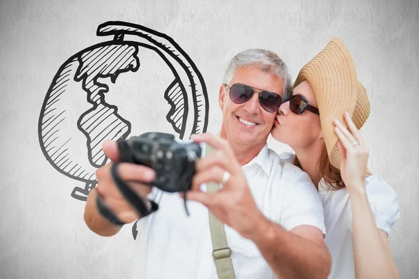 Vacationing couple taking photo — Stock Photo, Image