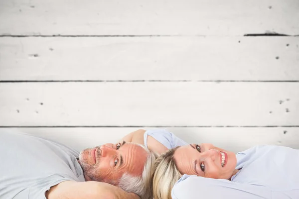 Sonriente pareja mintiendo — Foto de Stock