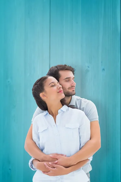 Nettes Paar umarmt sich mit geschlossenen Augen — Stockfoto