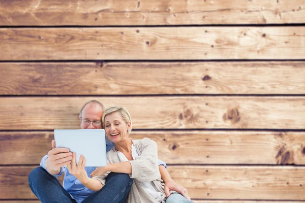 Glad äldre par som använder TabletPC — Stockfoto