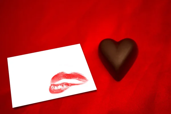 Beyaz kart karşı çikolata kalp — Stok fotoğraf